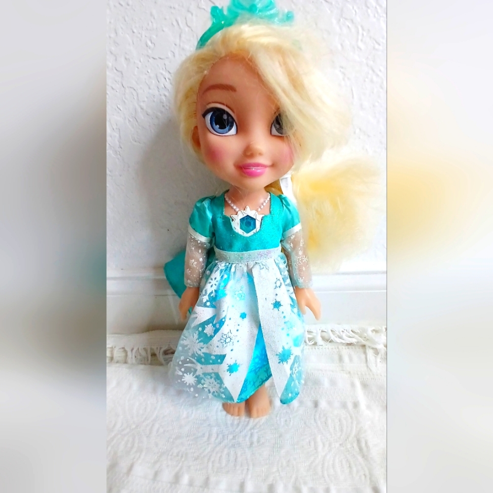 Elsa Disney Frozen Snow Glow Singing Doll